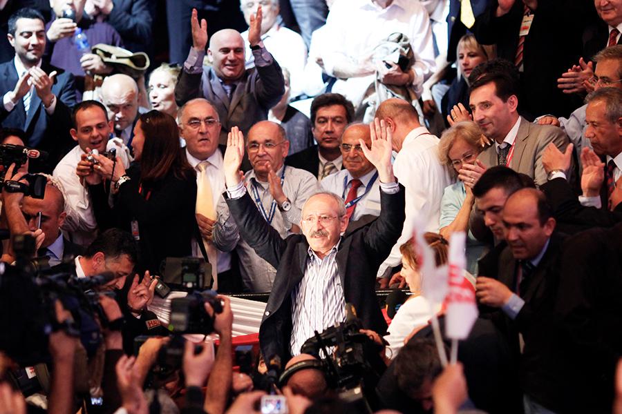 Кемаль Кылычдароглу&nbsp;приветствует своих сторонников по прибытии на съезд Народно-республиканской партии в 2010 году