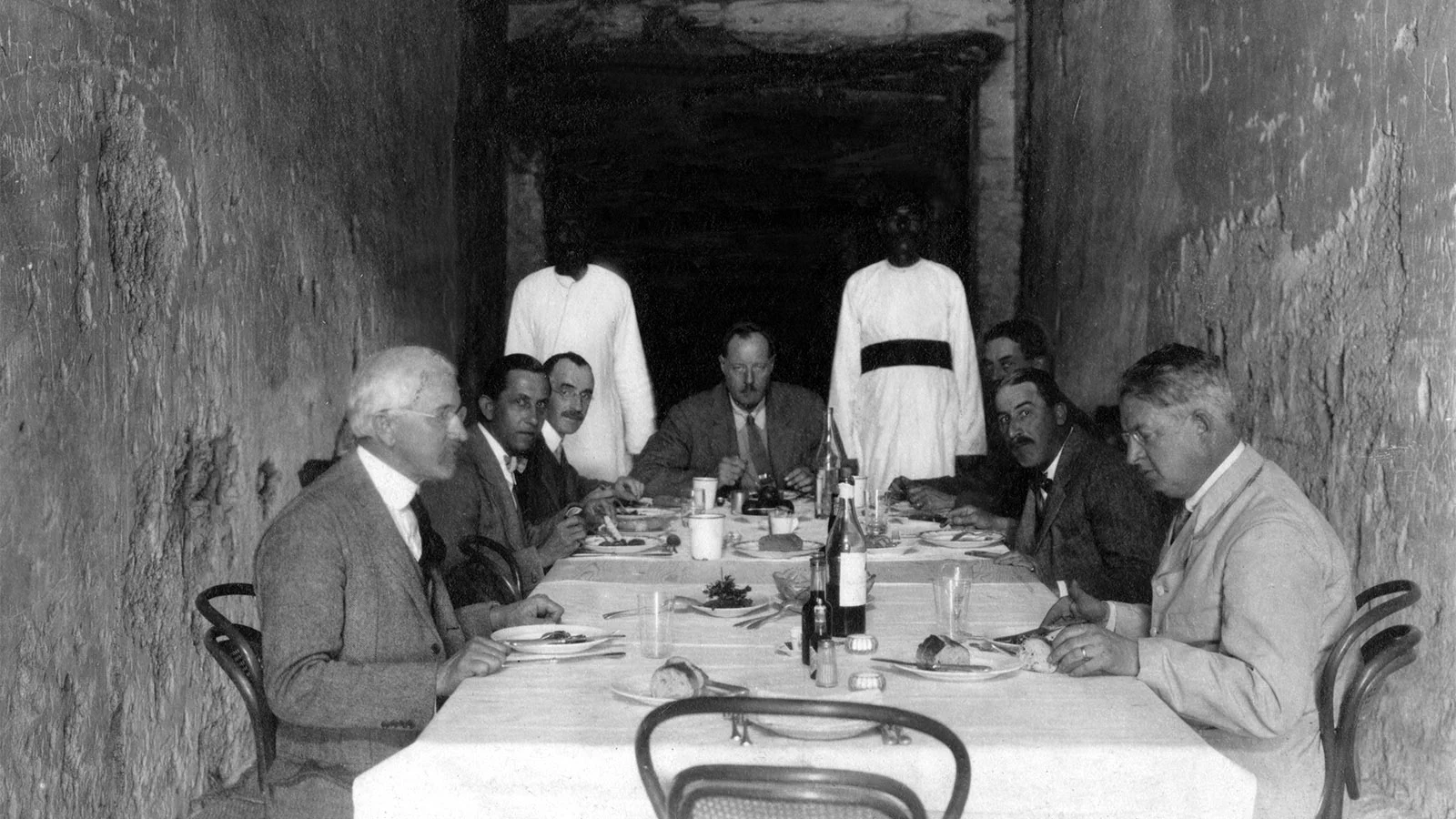 <p>Говард Картер с коллегами&nbsp;в гробнице Тутанхамона</p>
