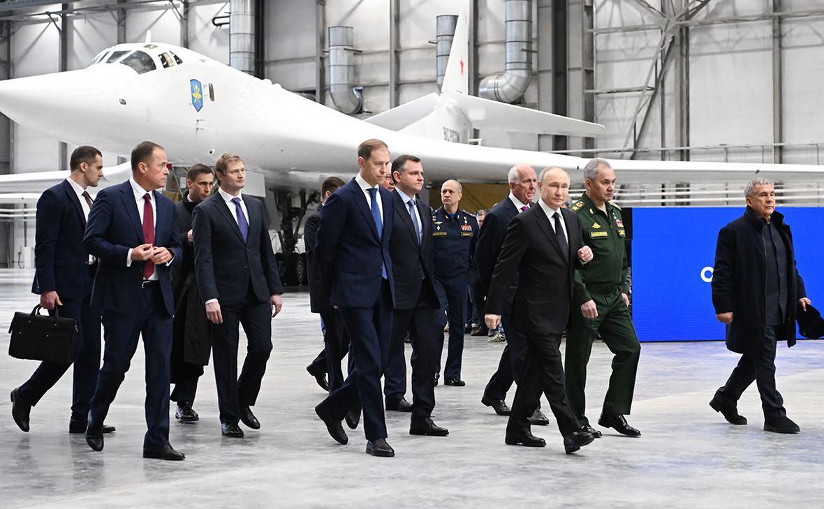 Владимир Путин (третий справа)