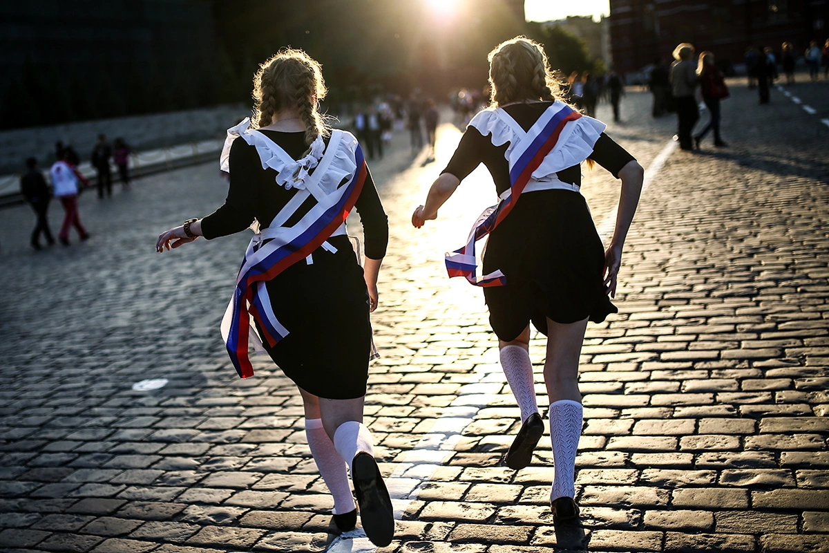 <p>Выпускницы московских школ на Красной площади во время гуляний в честь окончания учебного года. Москва. 25 мая 2016 года</p>