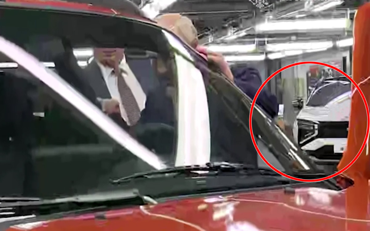 Судя по всему, в кадр попал новый минивэн Lada B-Van, который АвтоВАЗ обещал представить в 2027 году
