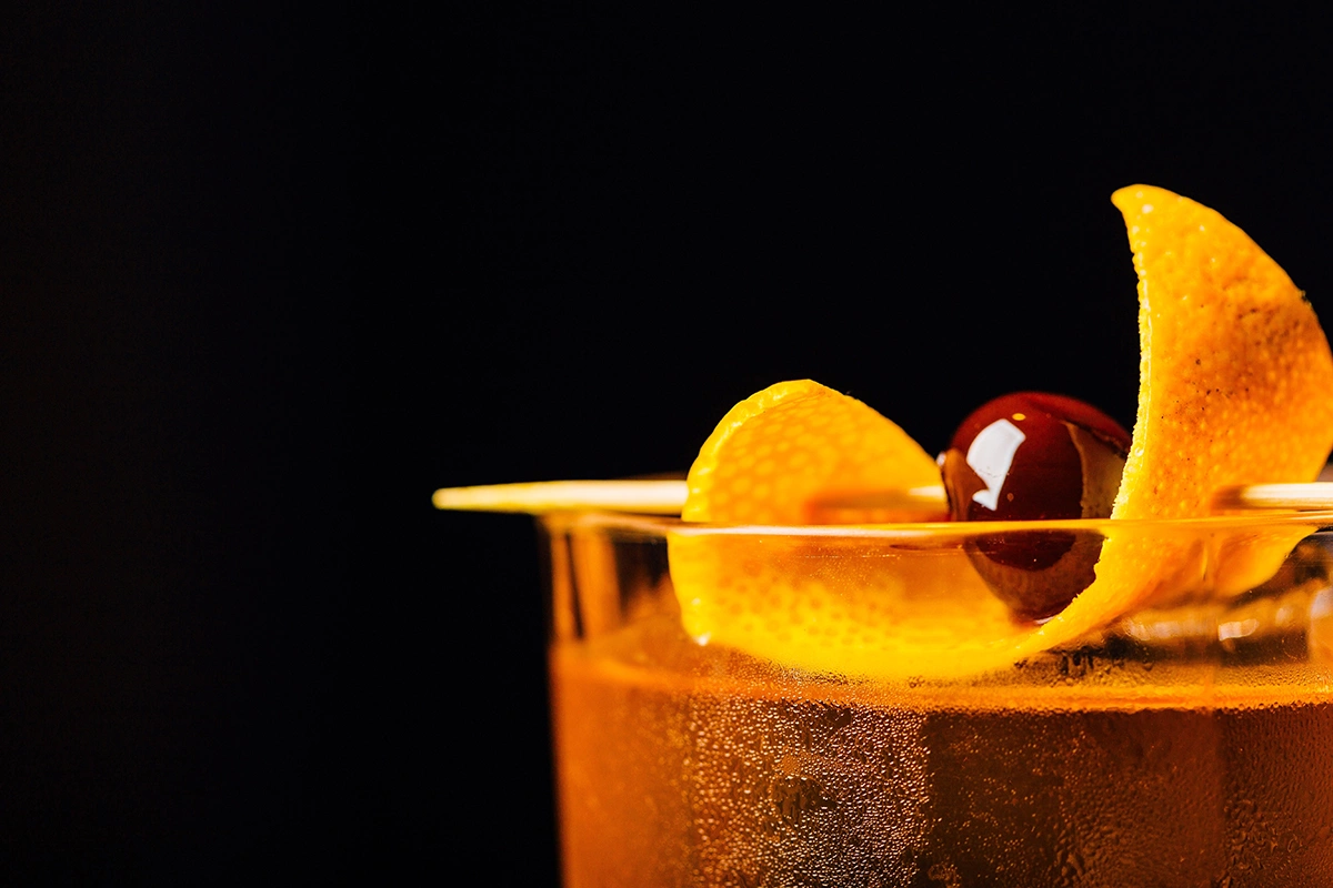 «Олд Фешен» в том виде, в каком мы его знаем сегодня, произошел от совершенно простого микса под названием «Виски коктейль», который был очень популярен в конце 1700-х годов, когда было модно добавлять несколько капель биттера в стакан виски