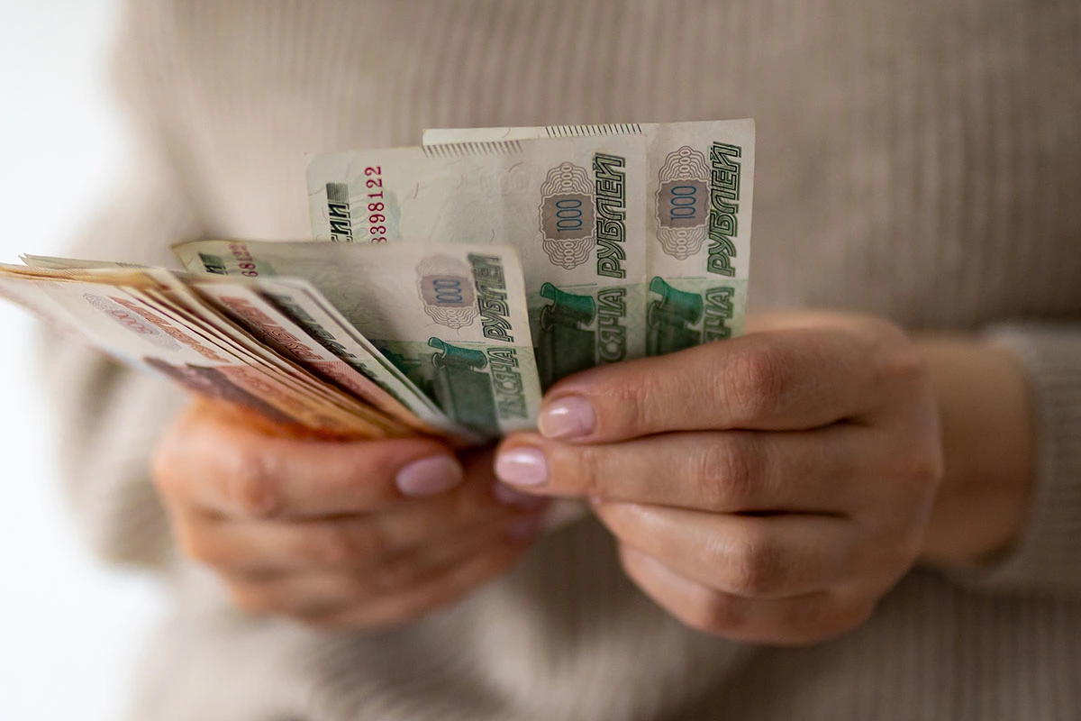 Сумма прожиточного минимума в 2025 году в России равна 17 733 рубля в месяц