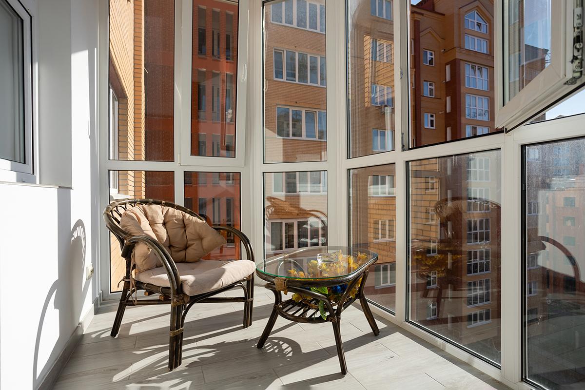 Сделав акцент в мебели на мягкие и закругленные формы, можно усилить атмосферу безопасности и уюта на балконе