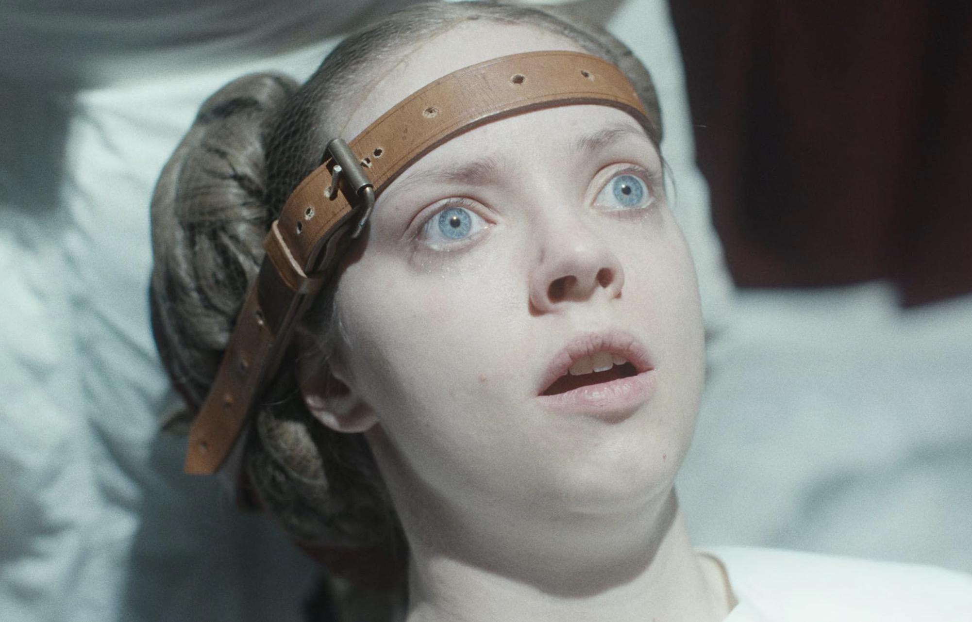 «Гадкая сестра».Норвежская режиссер Эмили Блихфельдт перевернула с ног на голову привычный сюжет сказки о Золушке, показав события с точки зрения уродливой сестры. И помогла тем самым начать дискуссию о стереотипах, которые женщины веками вынуждены обслуживать и передавать «генетический код» конвенциональной красоты по наследству. «Гадкая сестра» — боди-хоррор, смотреть который весьма неприятно, и, подобно прошлогодней «Субстанции», он задает неудобный вопросы. Чем врезается в память: зрелище действительно незабываемое