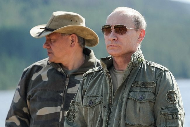 В.Путин на отдыхе поймал большую щуку, из которой сделали котлеты