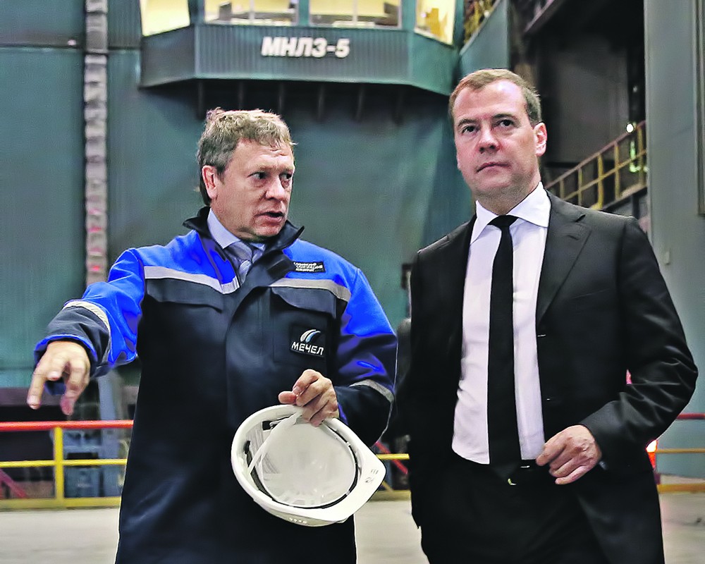 Глава ОАО "Мечел" Игорь Зюзин и премьер-министр РФ Дмитрий Медведев (слева направо)