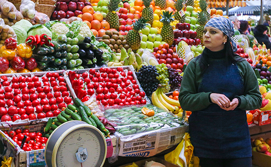 Продажа овощей и фруктов на Даниловском рынке в Москве, февраль 2016 года


