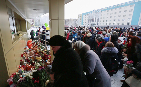 Жители Нефтеюганска несут цветы к&nbsp;зданию СДЮСШОР &laquo;Сибиряк&raquo; в&nbsp;память о&nbsp;погибших в&nbsp;автокатастрофе на&nbsp;трассе Тюмень&nbsp;&mdash;&nbsp;Ханты-Мансийск
