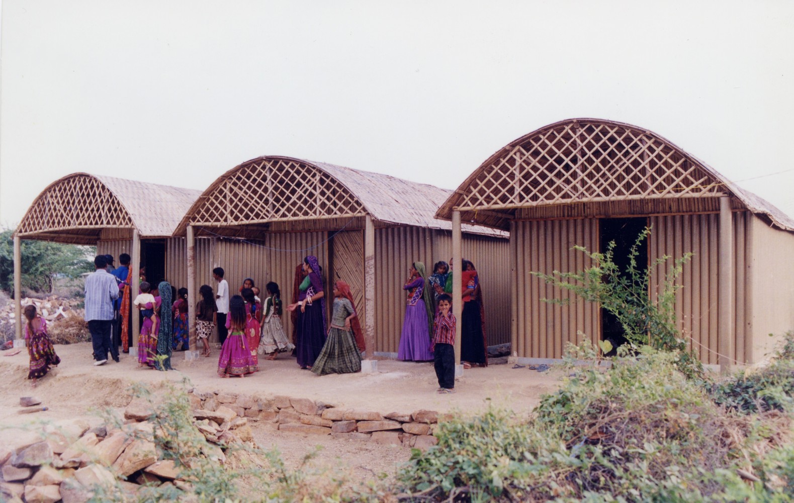 В 2001 году Сигэру Бан строил аналогичные дома для пострадавших от землетрясения в Индии. Поскольку это была бедная сельская местность, архитектор не мог использовать пластиковые элементы. Поэтому фундаментом хижин послужили камни домов, разрушенных землетрясением, а крышей &mdash; тростниковые рамы, проложенные соломенными подстилками
