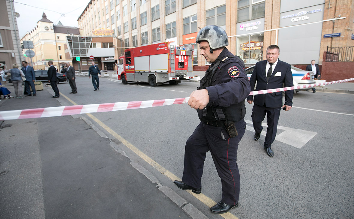 Эвакуация здания в Москве&nbsp;из-за угрозы минирования. 2017 год


