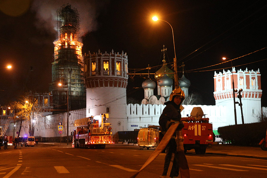 15 марта 2015 года в Москве загорелась построенная в XVII веке колокольня Новодевичьего монастыря. Строение высотой 72&nbsp;м находилось на реставрации. Причиной возгорания стало короткое замыкание, но серьезного ущерба удалось избежать. Однако реставрационные работы на колокольне продолжаются до сих пор