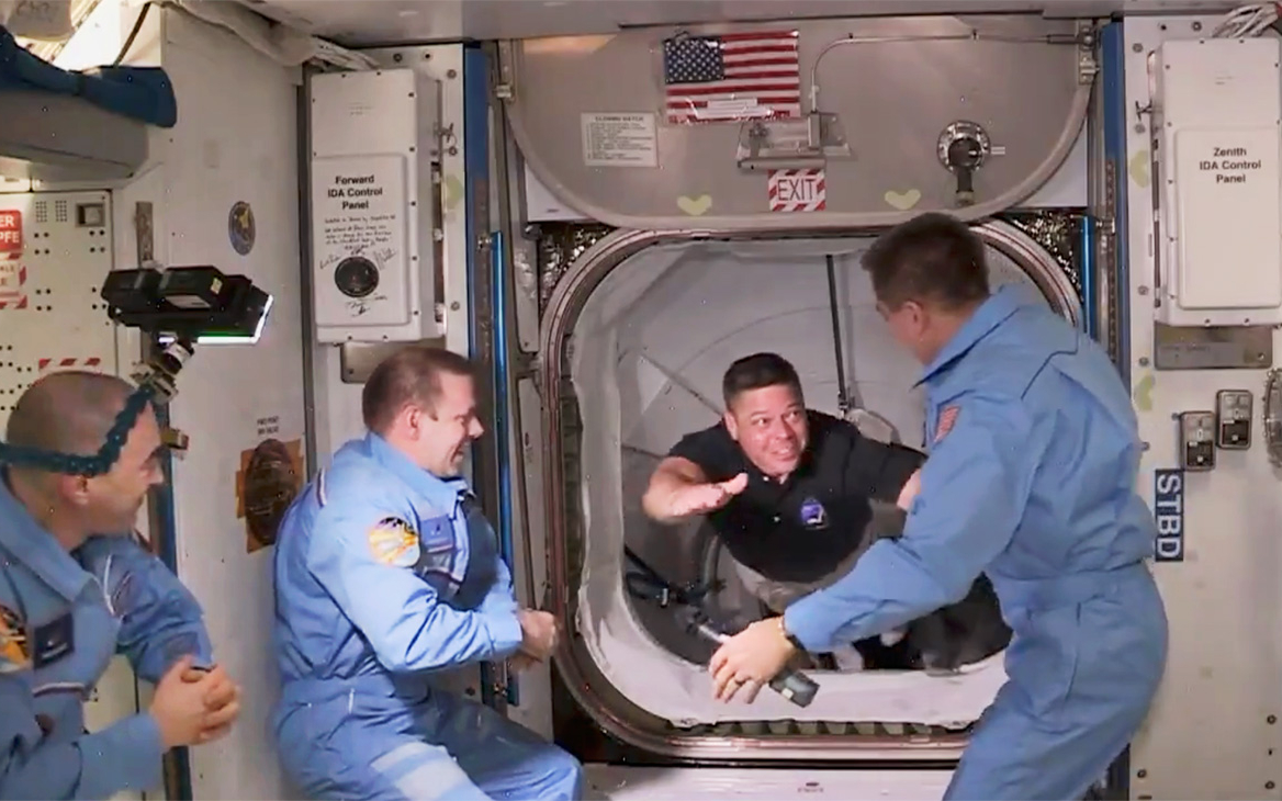 Астронавты NASA перешли с корабля Crew Dragon на борт МКС