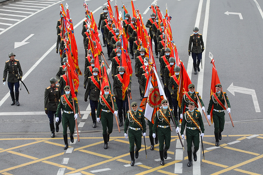Колонны военнослужащих из состава пеших парадных расчетов перед генеральной репетицией парада Победы в Москве
