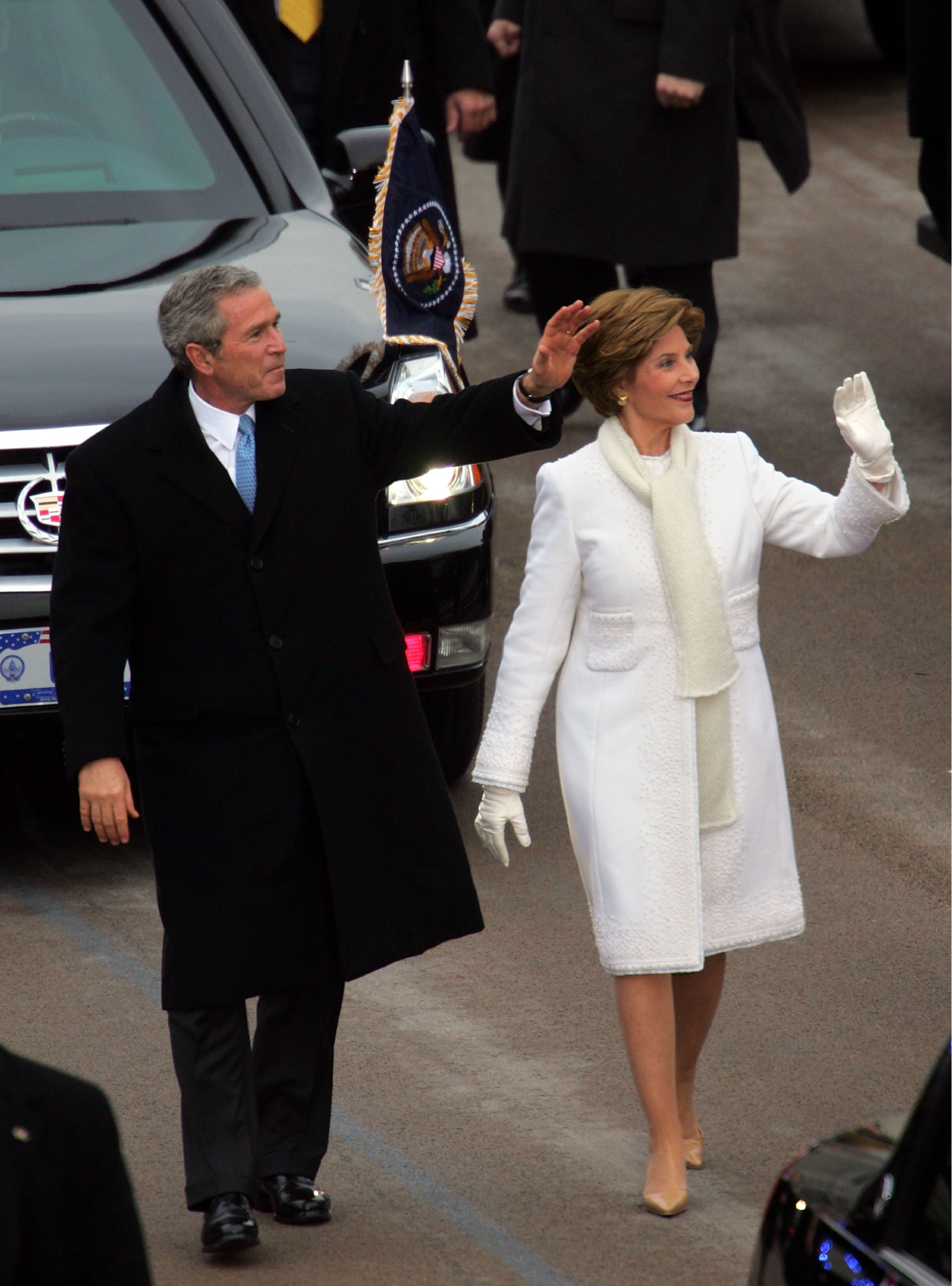 Джордж Буш и Лора Буш в пальто Oscar de la Renta, инаугурационный парад, 2005 год&nbsp;