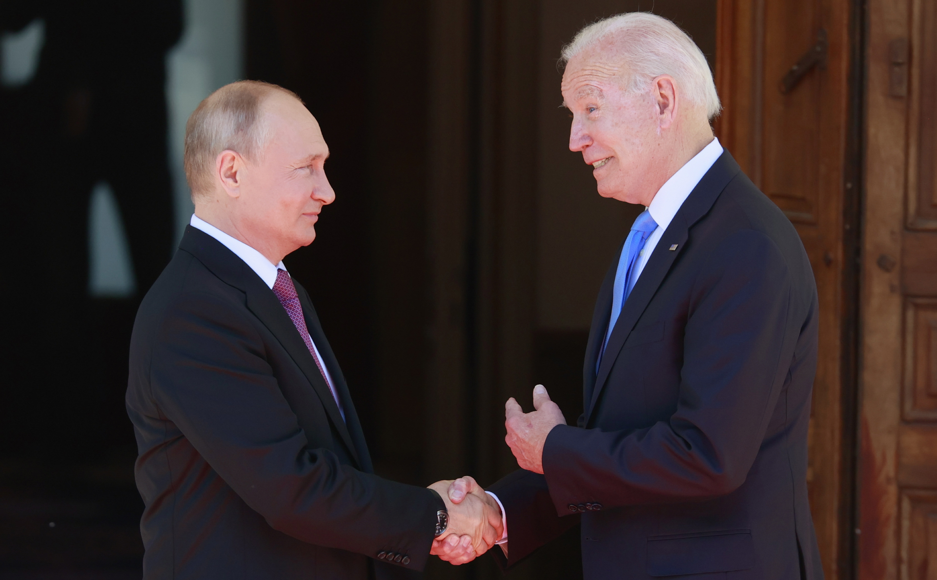 Владимир Путин и Джо Байден приветствуют друг друга перед началом российско-американского саммита в Женеве