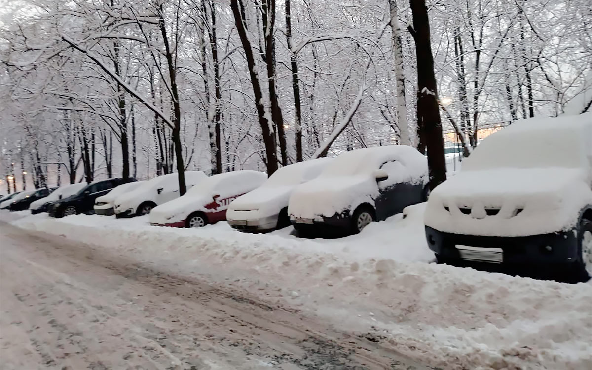 Дворы в Москве завалены снегом. В этом виноват и коронавирус :: Autonews