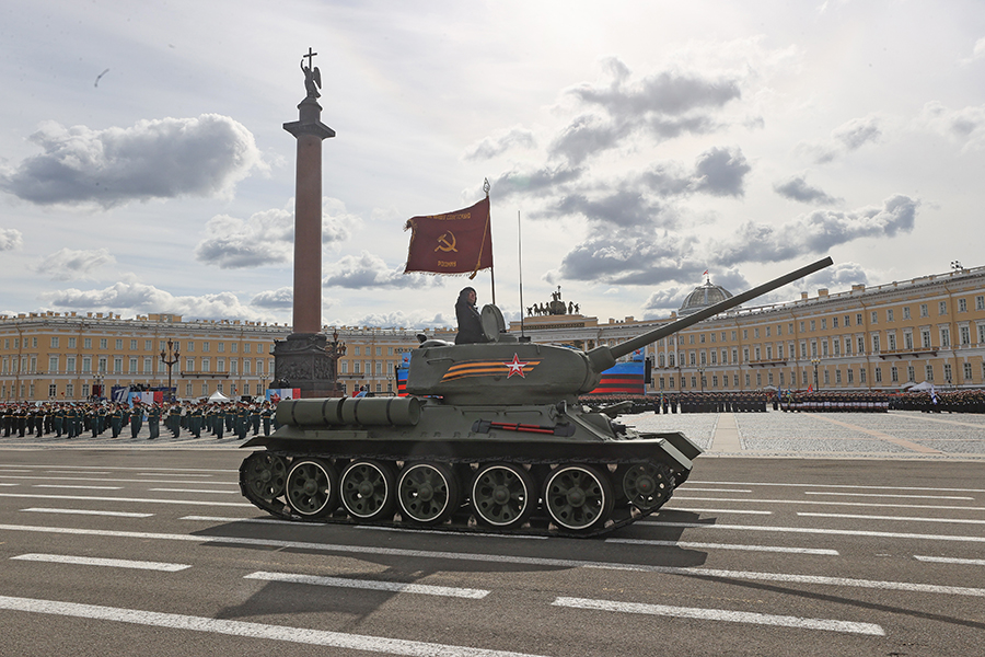 На фото:  танк Т-34 во время парада, посвященного 77-й годовщине Победы в Великой Отечественной войне, Санкт-Петербург
