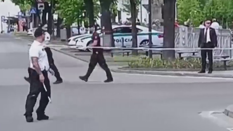 Полицейские около места стрельбы в премьер-министра Словакии. Видео