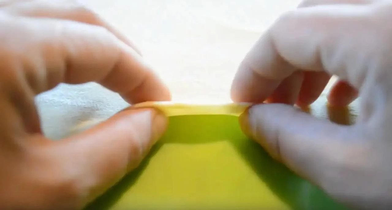 Раскатайте тесто в тонкий пласт