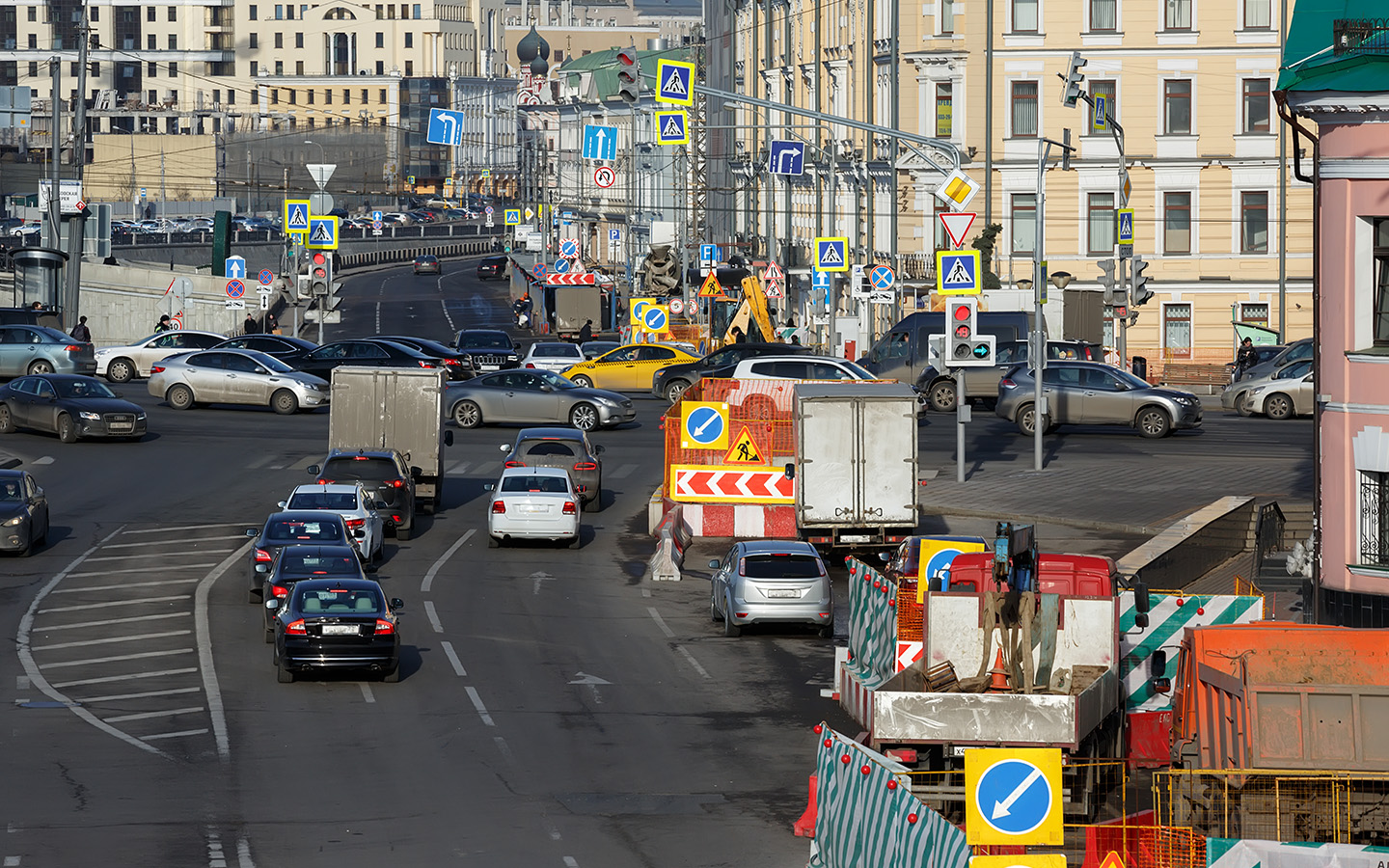 На перекрестках движение задним ходом запрещено. Это объясняется тем, что перекресток&nbsp;&mdash; зона пересечения потоков, где любое неожиданное движение может спровоцировать аварию