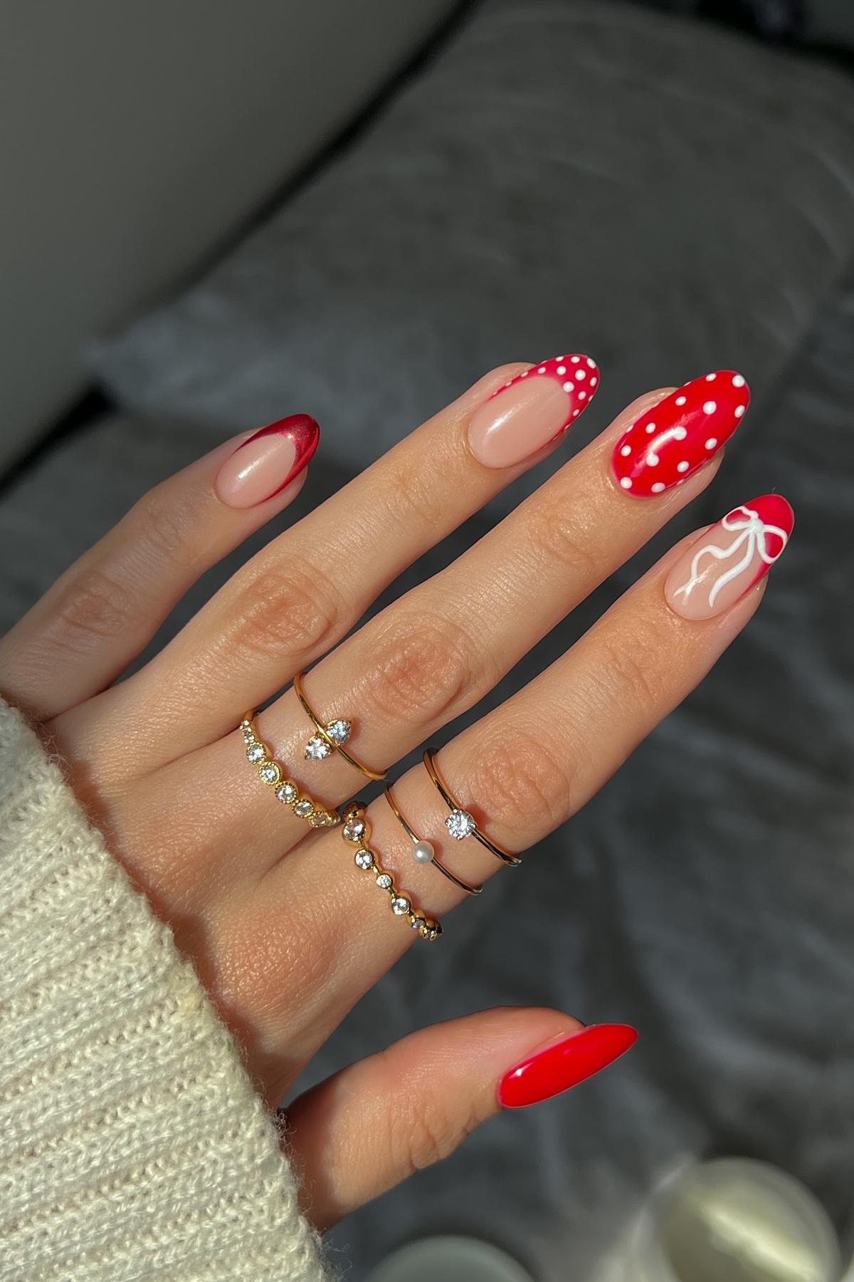 К красному можно добавить любые рисунки, не перегружающие маникюр