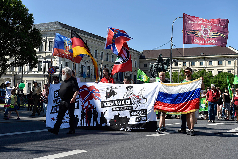 Протестующие против саммита G7&nbsp;на площади&nbsp;Одеонплатц в Мюнхене, 4 июня 2015 года.