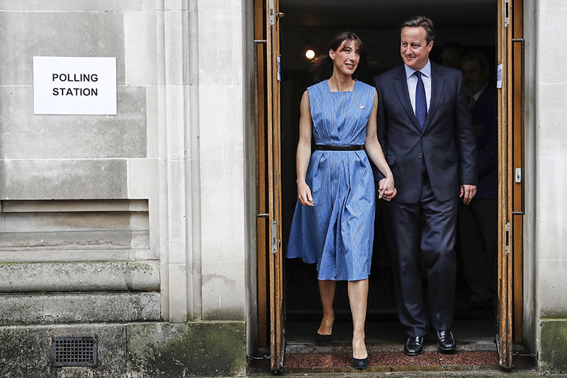 Премьер-министр Великобритании Дэвид Кэмерон и&nbsp;его жена Саманта покидают участок голосования в&nbsp;центре Лондона
