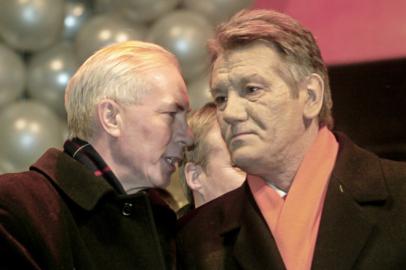 Николай Азаров  (на фото слева), во&nbsp;время &laquo;оранжевой революции&raquo;&nbsp;&mdash; вице-премьер, а&nbsp;впоследствии&nbsp;и.&nbsp;о. премьер-министра Украины (до вступления в&nbsp;должность премьера Юлии Тимошенко). Как один из&nbsp;лидеров &laquo;Партии регионов&raquo;&nbsp;находился в&nbsp;оппозиции к&nbsp;правительству Ющенко. В 2006&ndash;2007 и&nbsp;2010&ndash;2014 годах занимал ключевые должности в&nbsp;правительстве Януковича, с&nbsp;2010 года был премьер-министром страны. После победы Майдана в&nbsp;2014 году вместе с&nbsp;семьей уехал в&nbsp;Россию.
