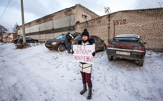 Активист у стен колонии (ИК-7), где&nbsp;содержится Ильдар Дадин, в&nbsp;городе Сегежа
