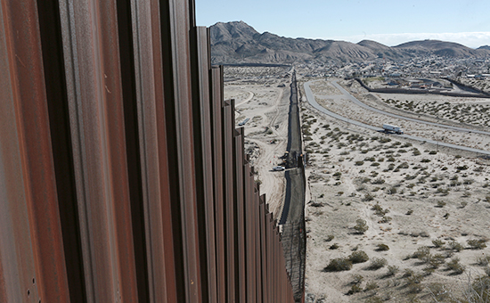 Стена на&nbsp;границе между&nbsp;США и&nbsp;Мексикой


