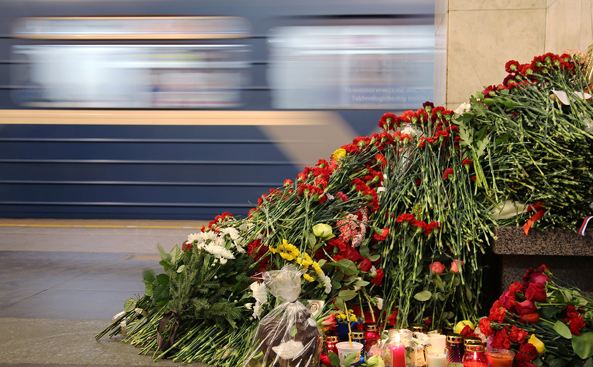 Цветы и свечи на станции метро &laquo;Технологический институт&raquo;. Апрель 2017 года


