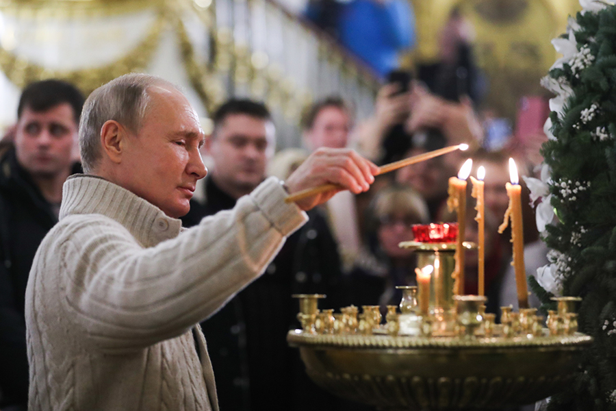 Владимир Путин во время рождественского богослужения в Спасо-Преображенском соборе в Санкт-Петербурге
