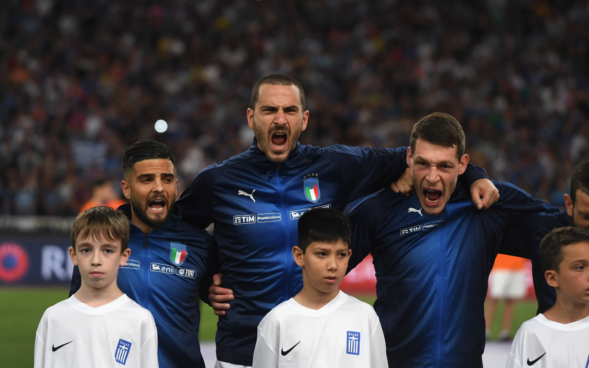 Фото: Футболисты сборной Италии поют гимн  (Photo by Claudio Villa/Getty Images)