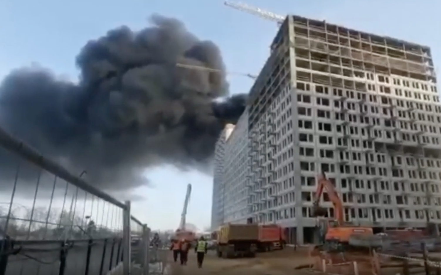Пожар произошел в строящемся жилом комплексе на северо-западе Москвы