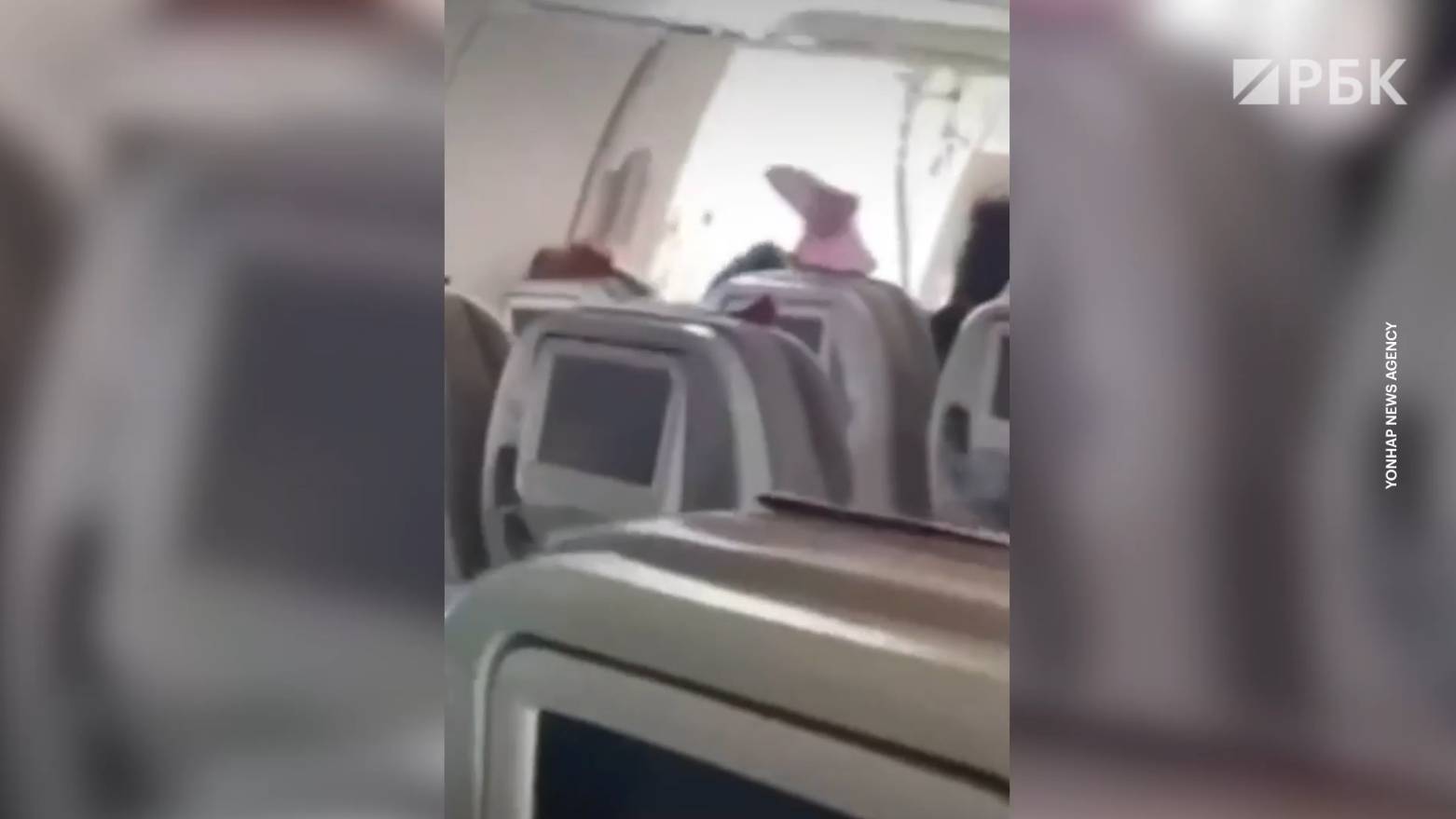 В Южной Корее пассажир самолета открыл аварийную дверь во время посадки