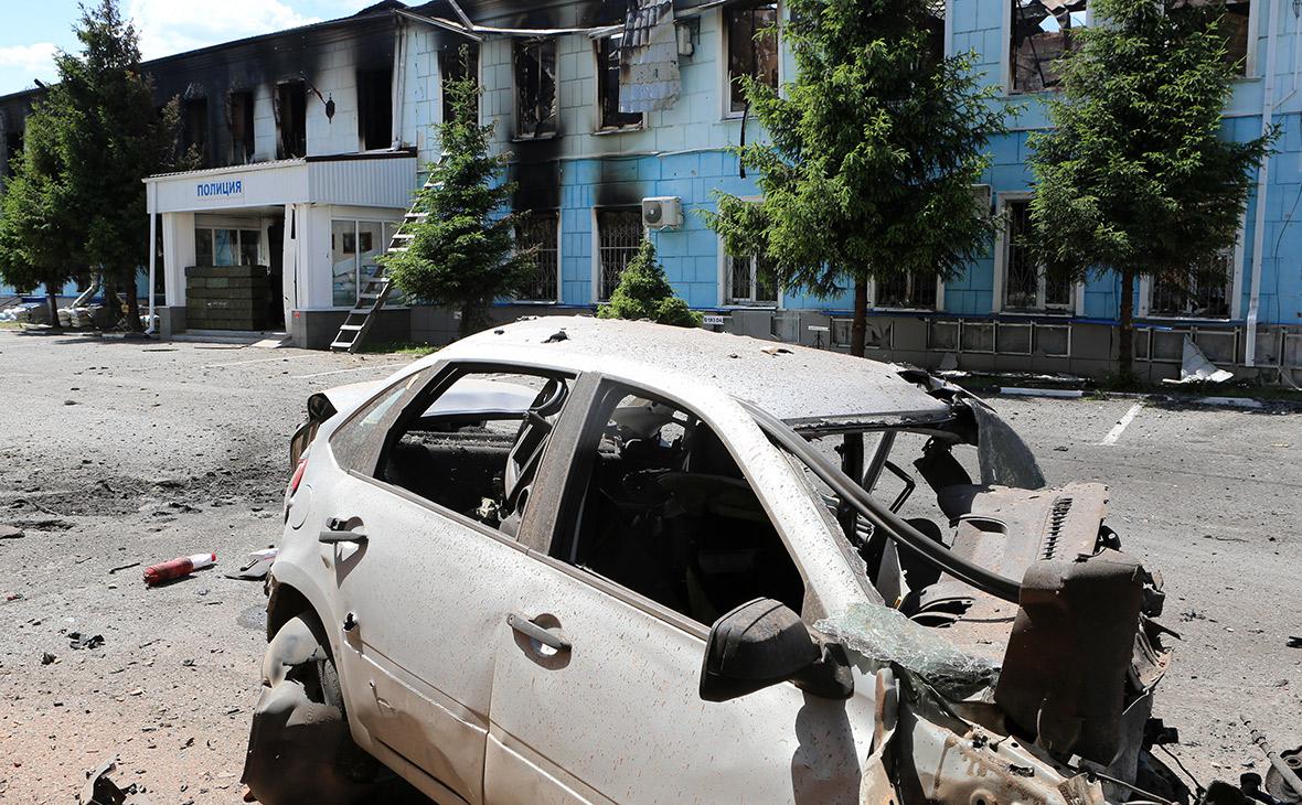 Белгородская область, вид на автомобиль и здание, пострадавшие в результате обстрела