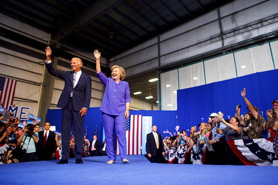 Кандидат в президенты Хиллари Клинтон и вице-президент США Джо Байден,&nbsp;15 августа 2016 года