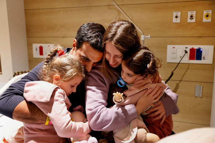 Освобождённые&nbsp;Дорон&nbsp;Ашер и её&nbsp;дочери Авив и Раз&nbsp;на встрече с мужем&nbsp;Йони&nbsp;в Детском медицинском центре Шнайдер&nbsp;в Петах-Тикве, Израиль