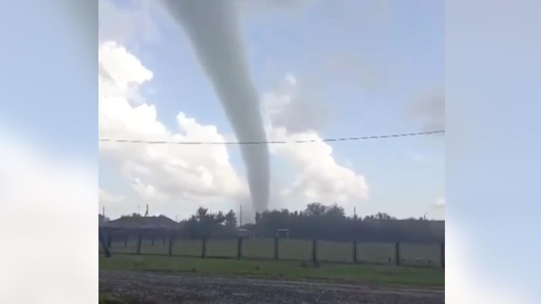 В Оренбургской области прошел повредивший коровники смерч. Видео