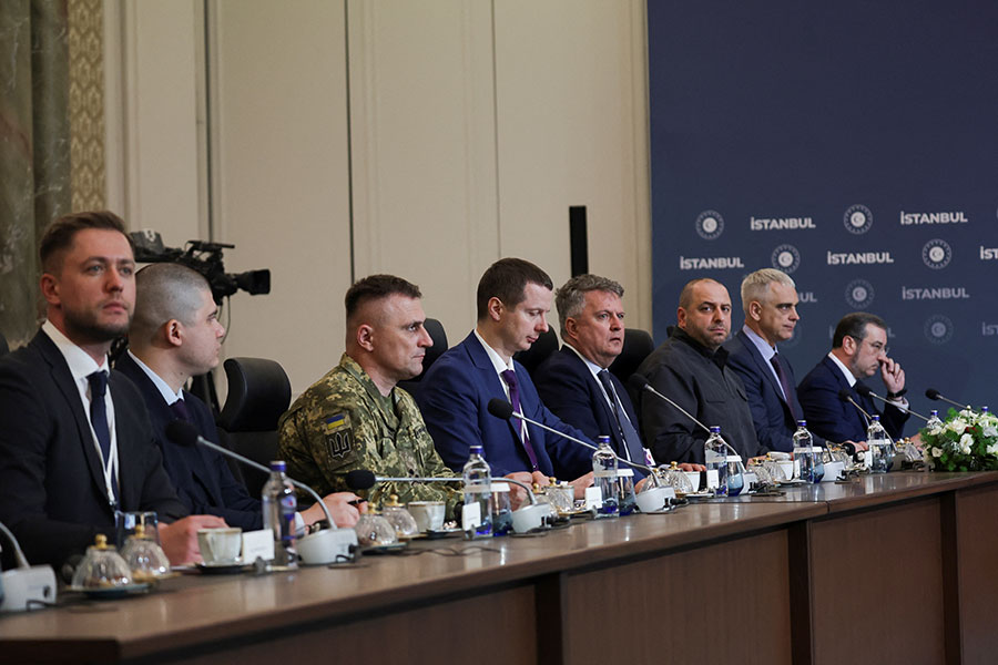 Члены украинской делегации во главе с Рустемом Умеровым принимают участие во встрече во дворце Чираган в Стамбуле, Турция, 23 июля 2025 года