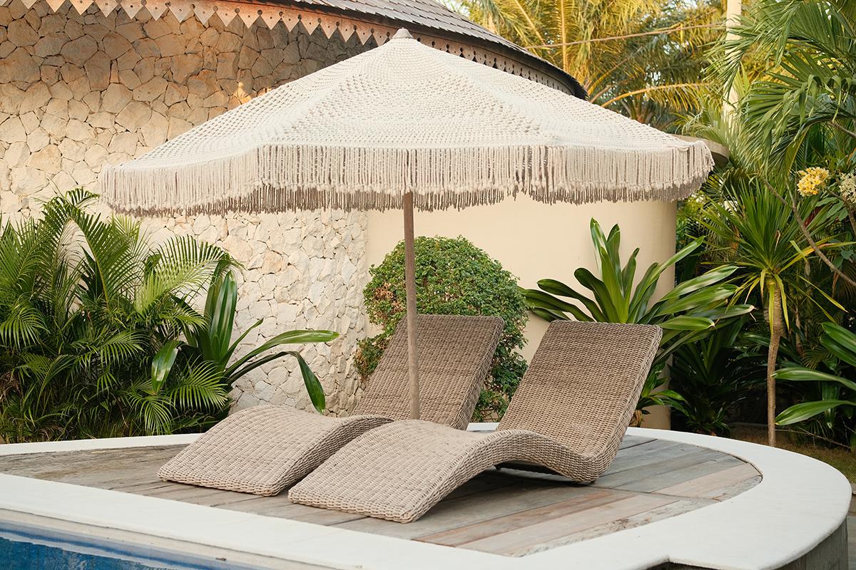 Пляжный зонт, выполненный в технике макраме