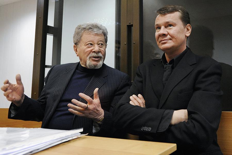 Адвокат Генрих Падва и актёр Владислав Галкин, обвиняемый в хулиганстве и сопротивлении сотрудникам милиции, перед заседанием Пресненского суда в Москве, 23 декабря 2009 года