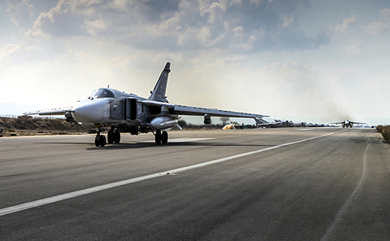 Бомбардировщик Су-24 взлетает с&nbsp;аэродрома Хмеймим&nbsp;в&nbsp;Сирии