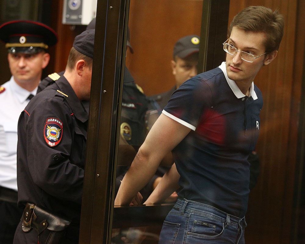 Ярослав Белоусов (справа), обвиняемый по делу о массовых беспорядках на Болотной площади