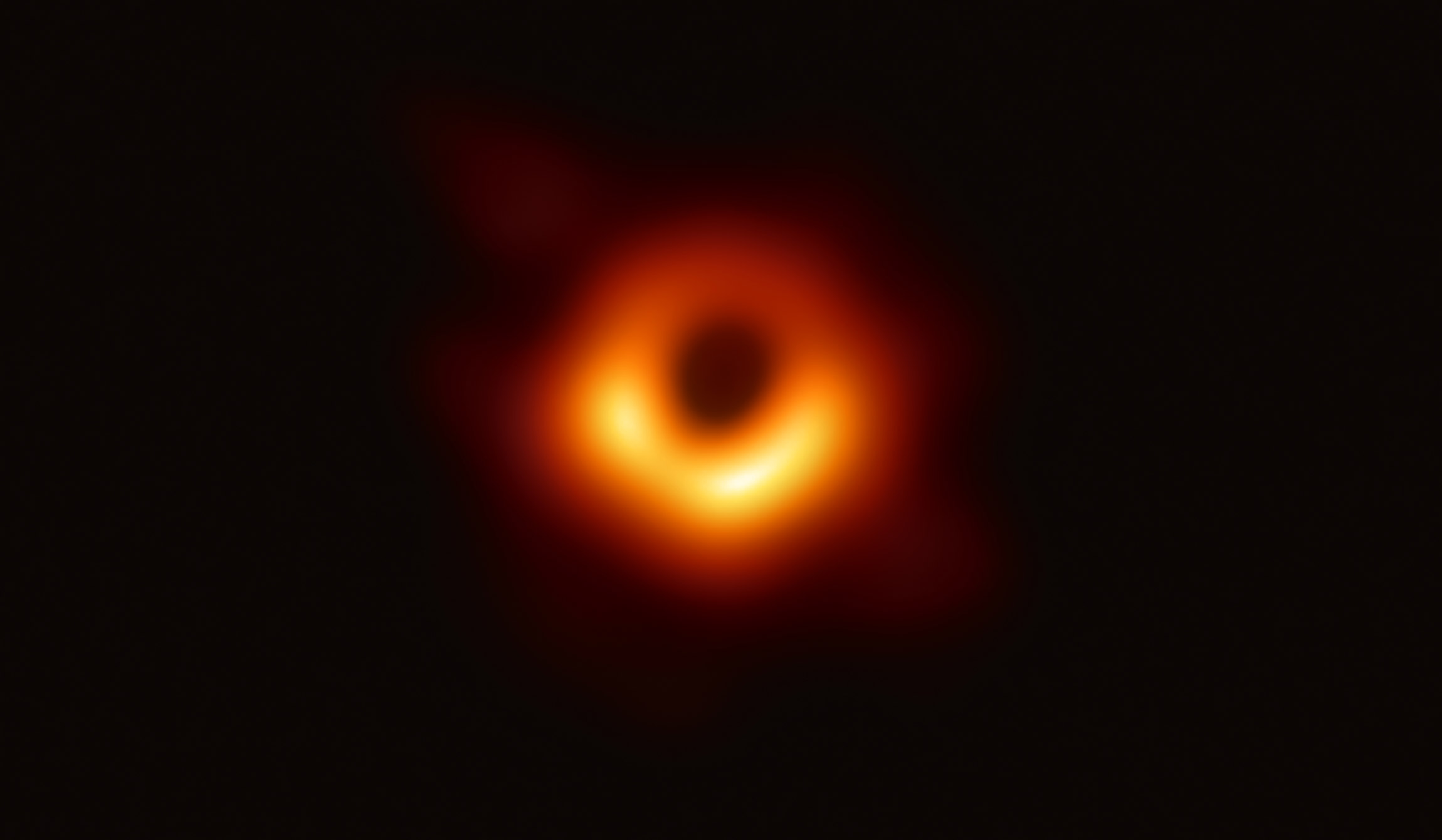 10 апреля. Телескоп Event Horizon зафиксировал черную дыру в центре галактики M87, очерченную излучением горячего газа, закрученного вокруг нее под влиянием сильной гравитации вблизи ее горизонта событий
