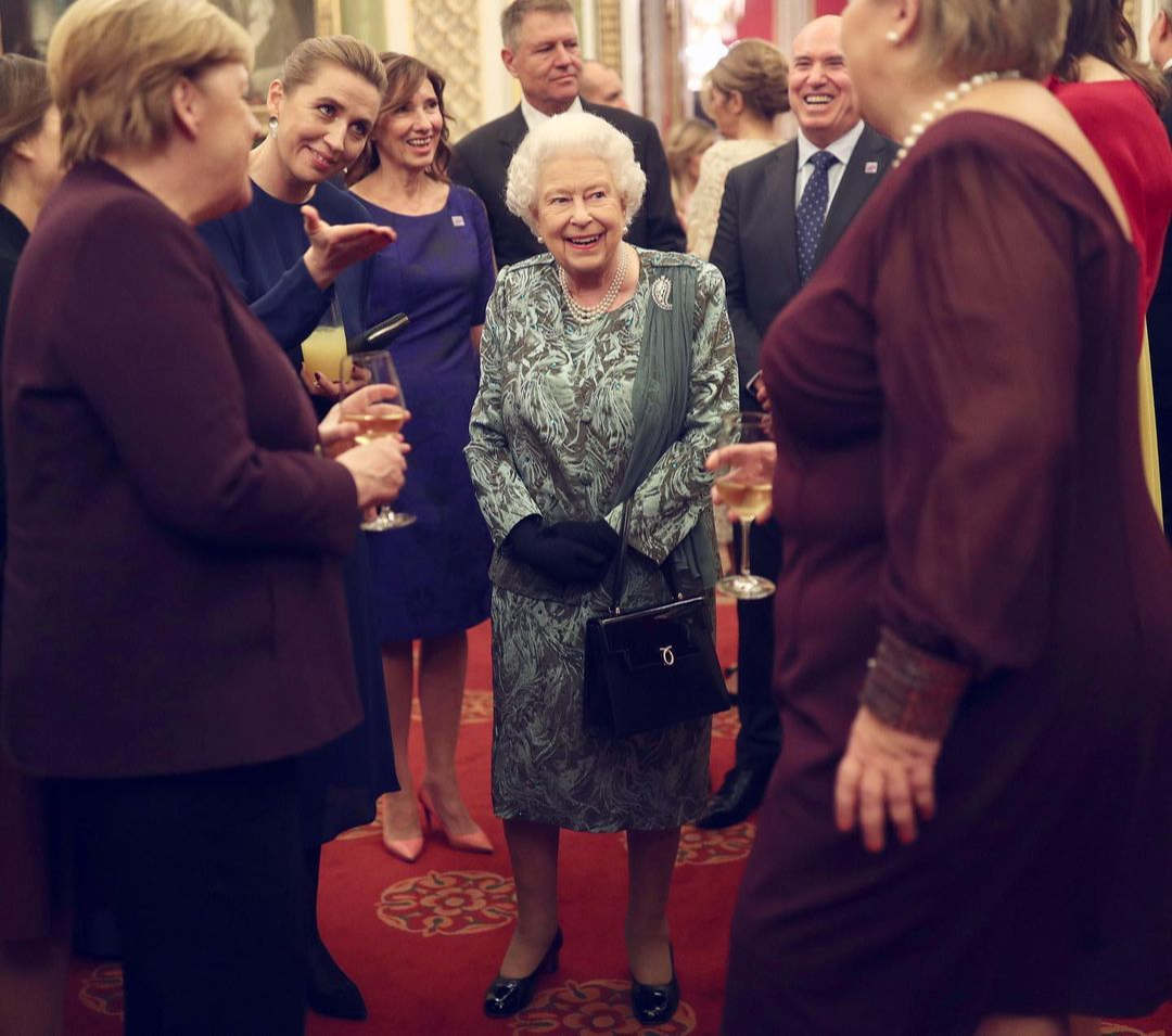 Елизавета II с сумкой Launer Traviata на приеме в честь съезда лидеров НАТО, 2019 год