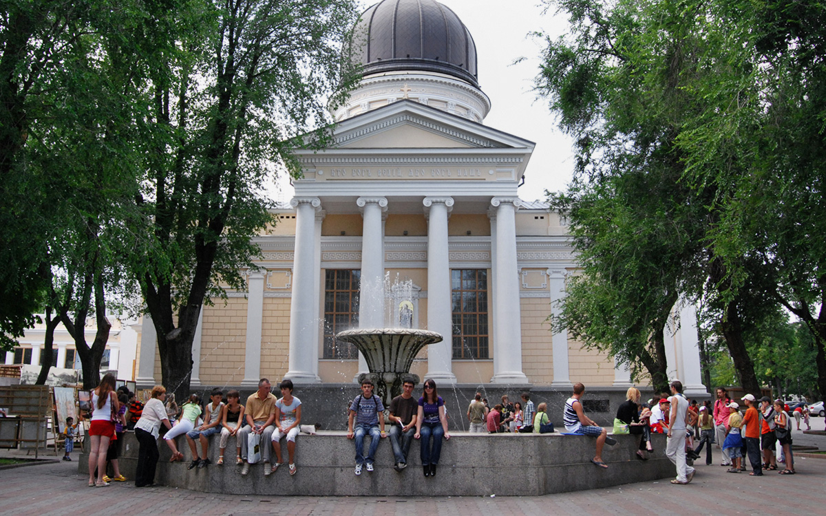 Фонтан перед Спасо-Преображенским кафедральным собором на Соборной площади в Одессе