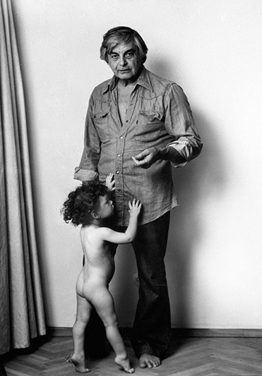 Режиссер Московского театра драмы и комедии на Таганке Юрий Любимов с сыном. 1989 г.