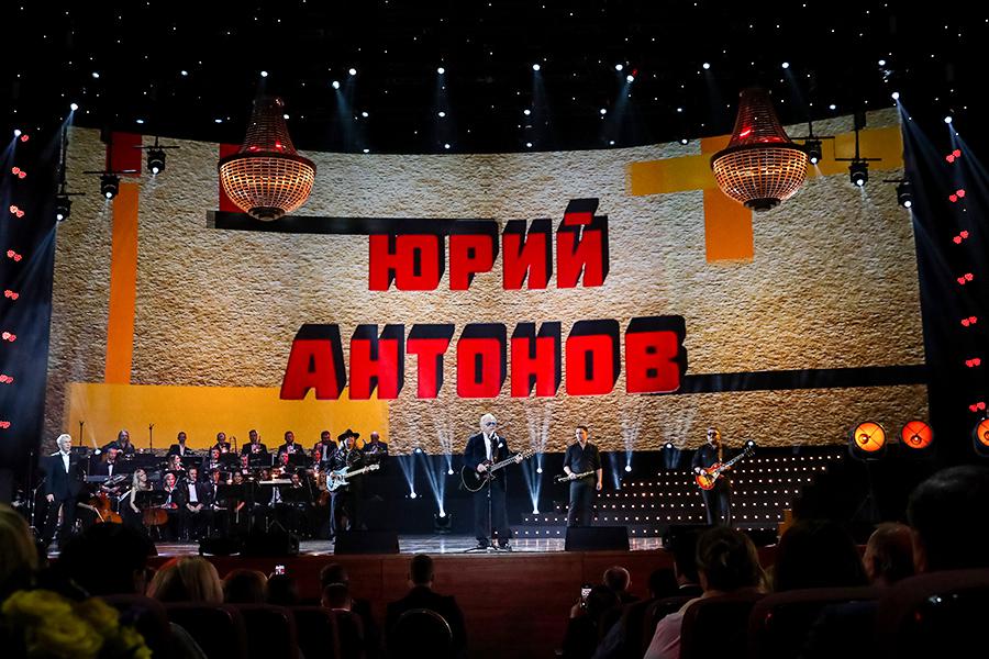 Певец Юрий Антонов во время выступления на концерте 2018&nbsp;год
